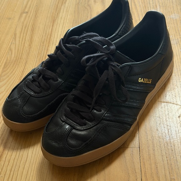 TRENDY: Black Gazelle - Picture 1 of 6